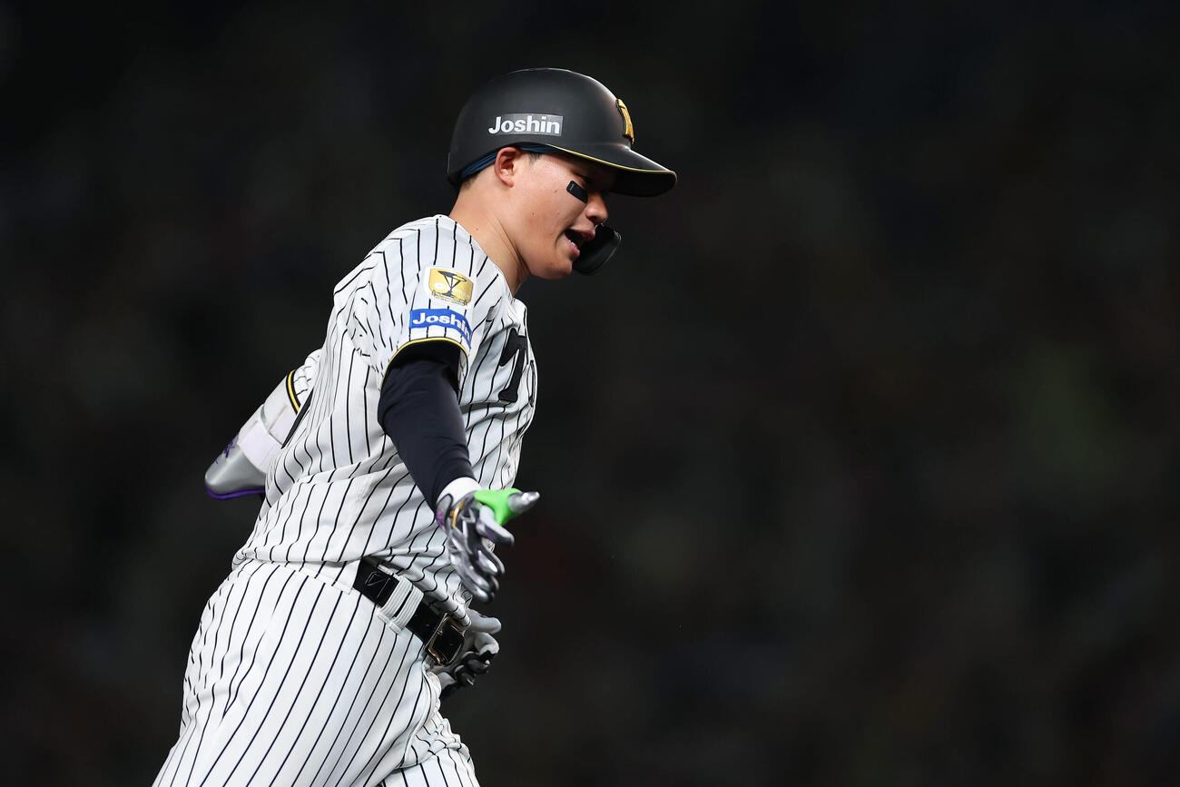 阪神対中日　7回裏阪神1死、左越えに勝ち越し本塁打を放ち、本塁へ向かう森下（撮影・前田充）