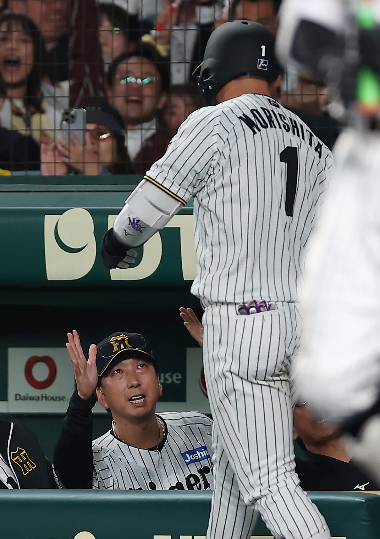 阪神対中日　7回裏阪神1死、勝ち越し本塁打を放った森下（右）を迎える藤川監督（撮影・前田充）