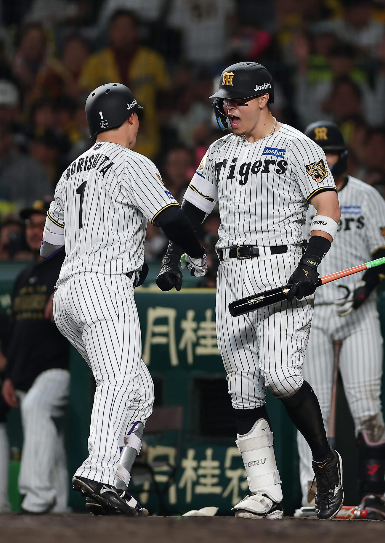 阪神対中日　7回裏阪神1死、勝ち越し本塁打を放った森下（左）を迎える佐藤（撮影・前田充）