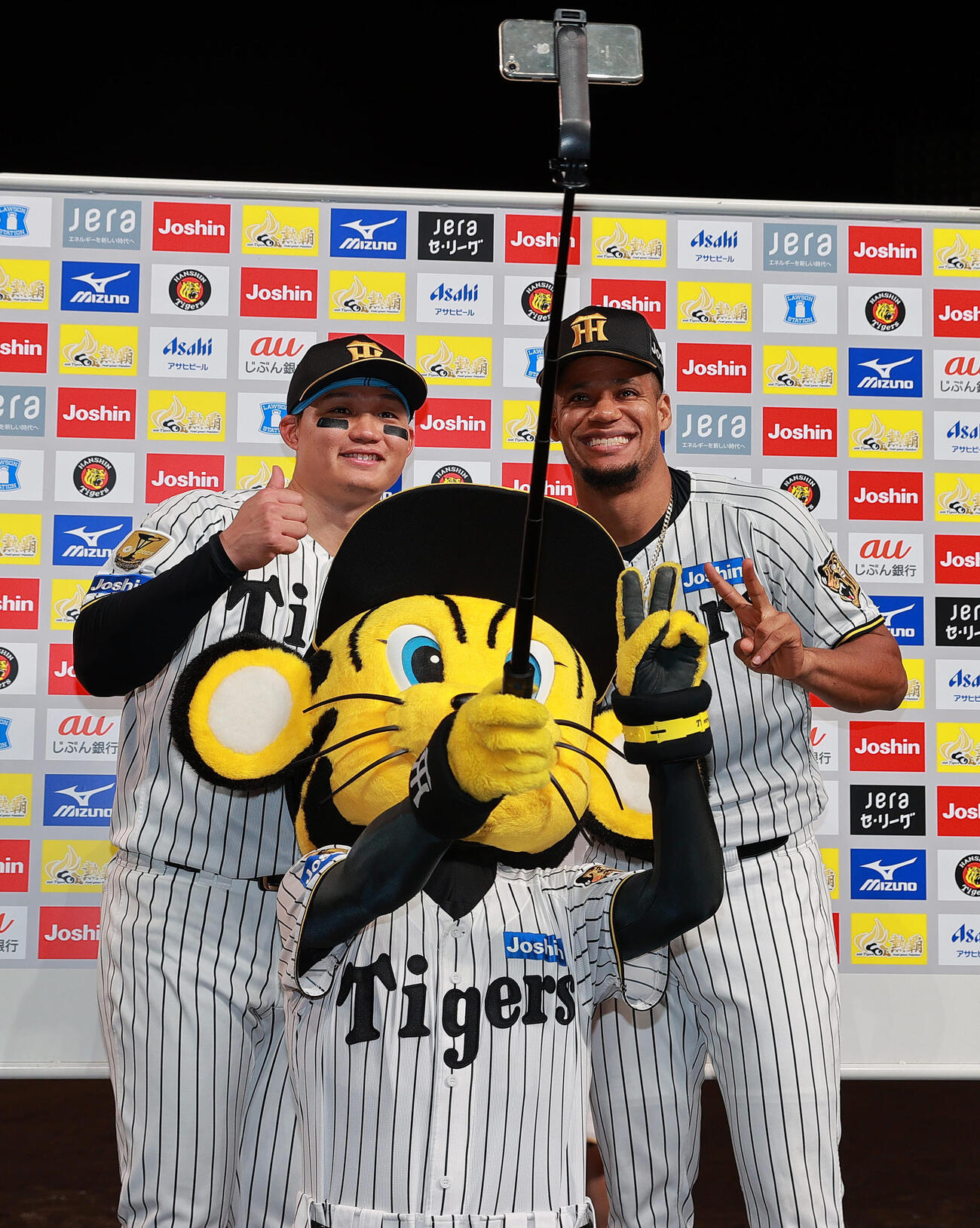 阪神対中日　中日に勝利し、お立ち台でトラッキーと撮影する阪神森下（左）とモレッタ（撮影・上山淳一）