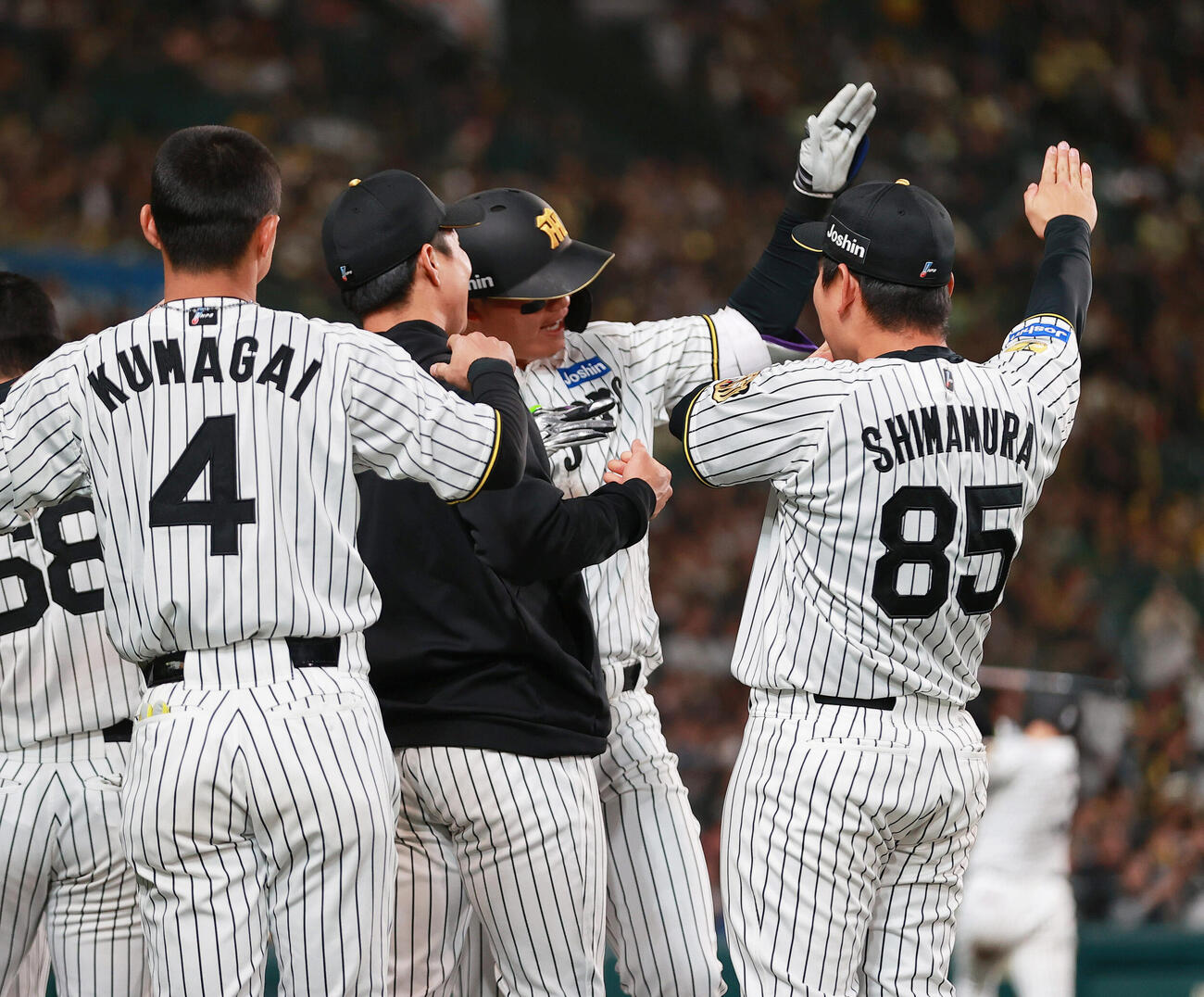 阪神対中日　7回裏阪神1死、森下（右から2人目）はソロ本塁打を放ちポーズする（撮影・上山淳一）