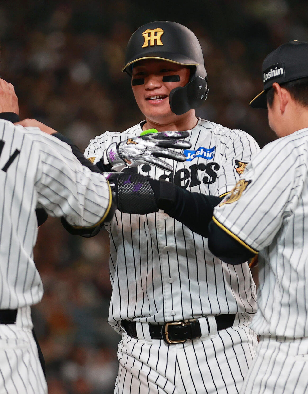 阪神対中日　7回裏阪神1死、森下はソロ本塁打を放ちポーズする（撮影・上山淳一）