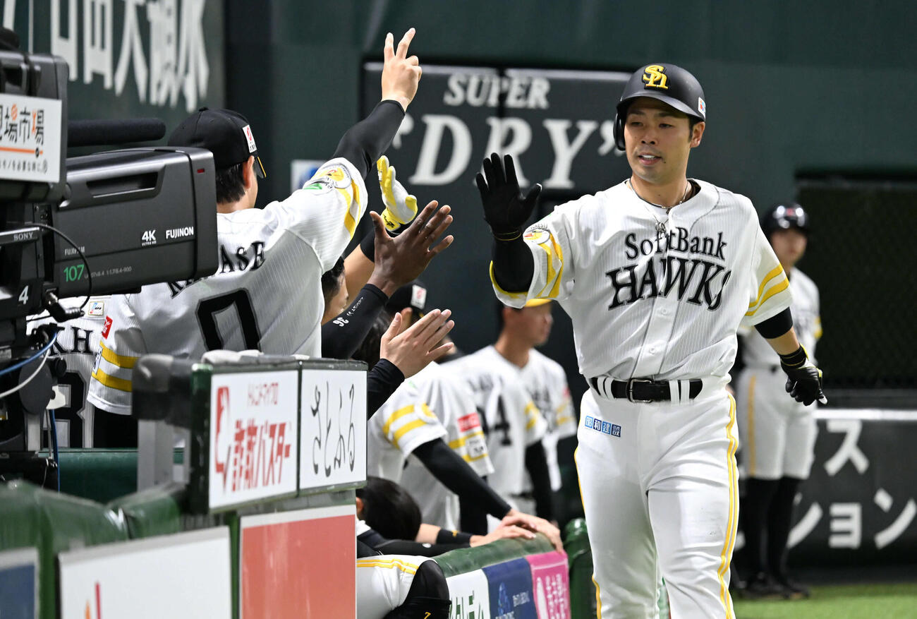 ソフトバンク対オリックス　8回裏ソフトバンク無死、近藤は本塁打を放ちナインとタッチを交わす（撮影・林敢治）