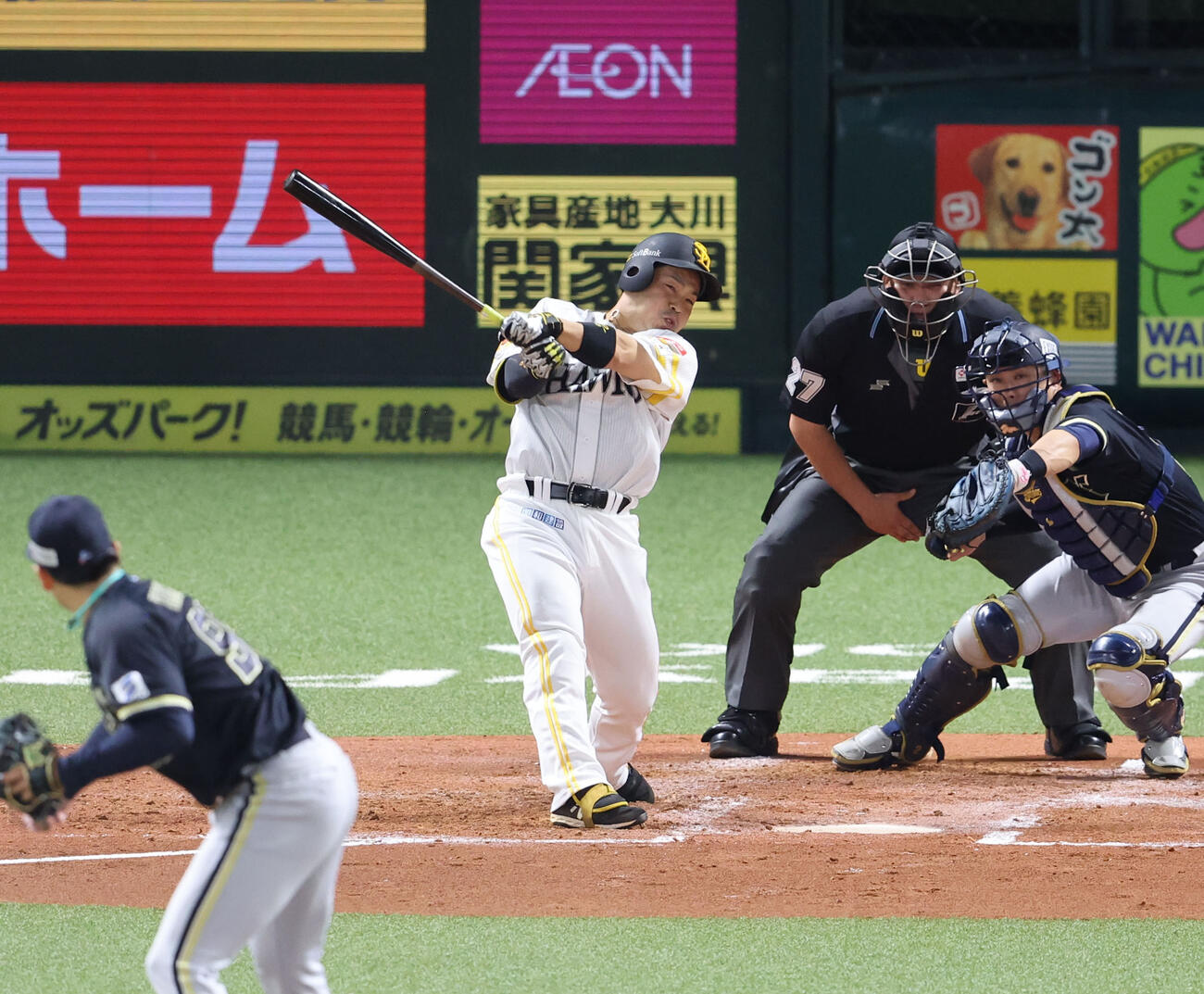 ソフトバンク対オリックス　1回裏ソフトバンク無死一塁、近藤は左越えに適時二塁打を放つ（撮影・梅根麻紀）