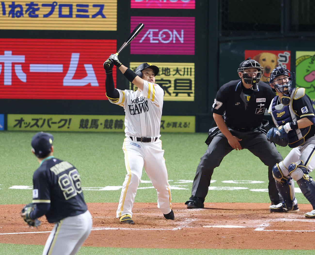 ソフトバンク対オリックス　1回裏ソフトバンク無死一塁、近藤は左越えに適時二塁打を放つ（撮影・梅根麻紀）