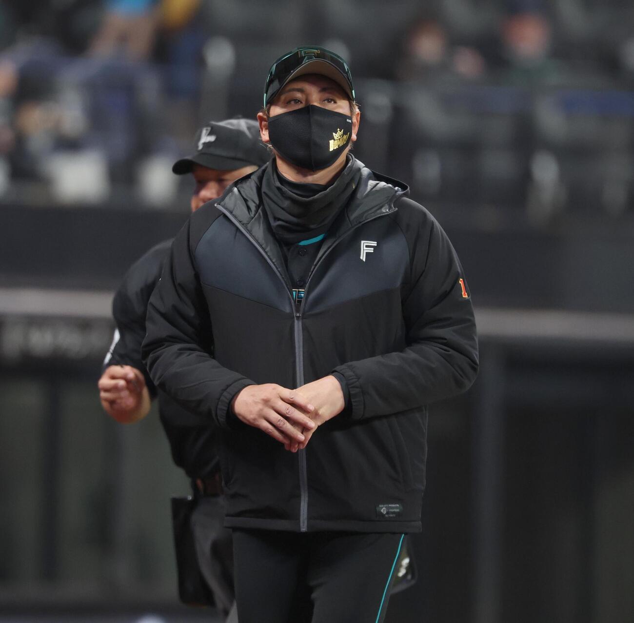 日本ハム対西武　選手交代を告げる新庄監督（撮影・黒川智章）