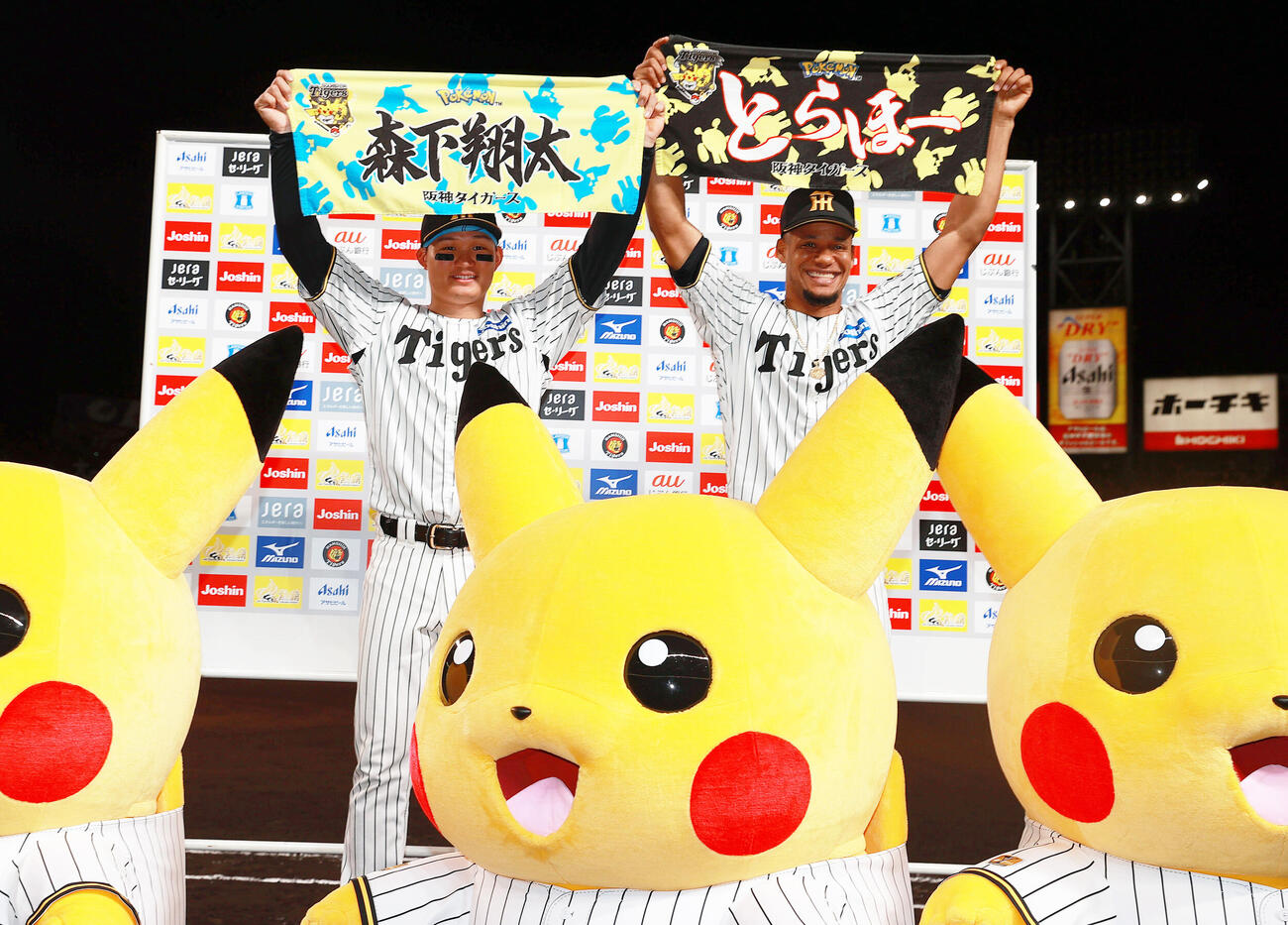 阪神対中日　ヒーローの阪神森下（左）とモレッタはピカチュウと記念撮影する（撮影・上山淳一）