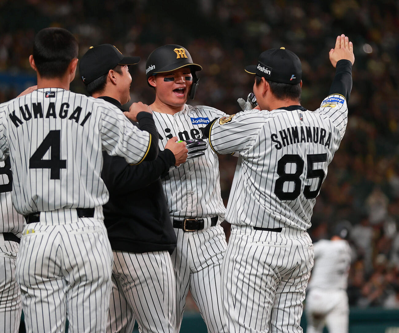 阪神対中日　7回裏阪神1死、森下（右から2人目）はソロ本塁打を放ちポーズする（撮影・上山淳一）