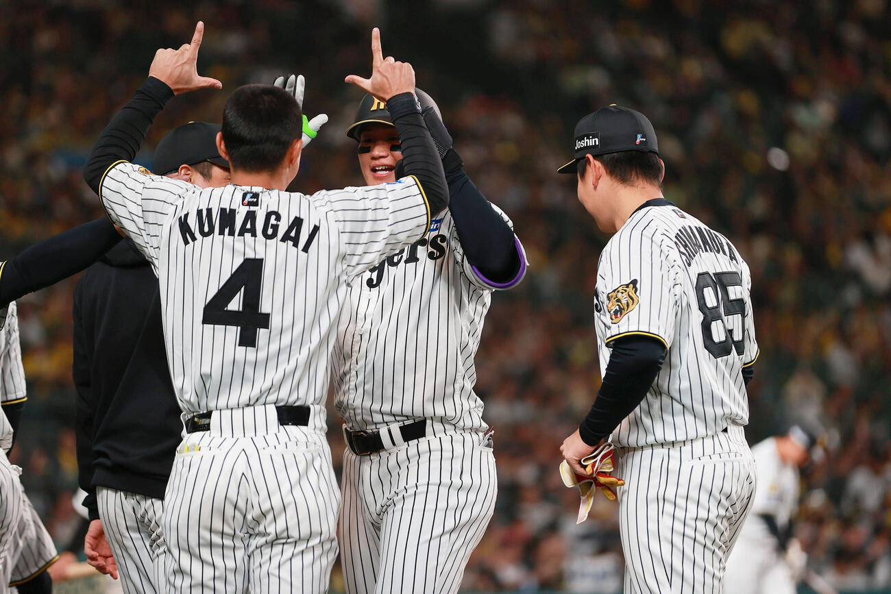 阪神対中日　7回裏阪神1死、森下（中央）はソロ本塁打を放ちポーズする（撮影・上山淳一）