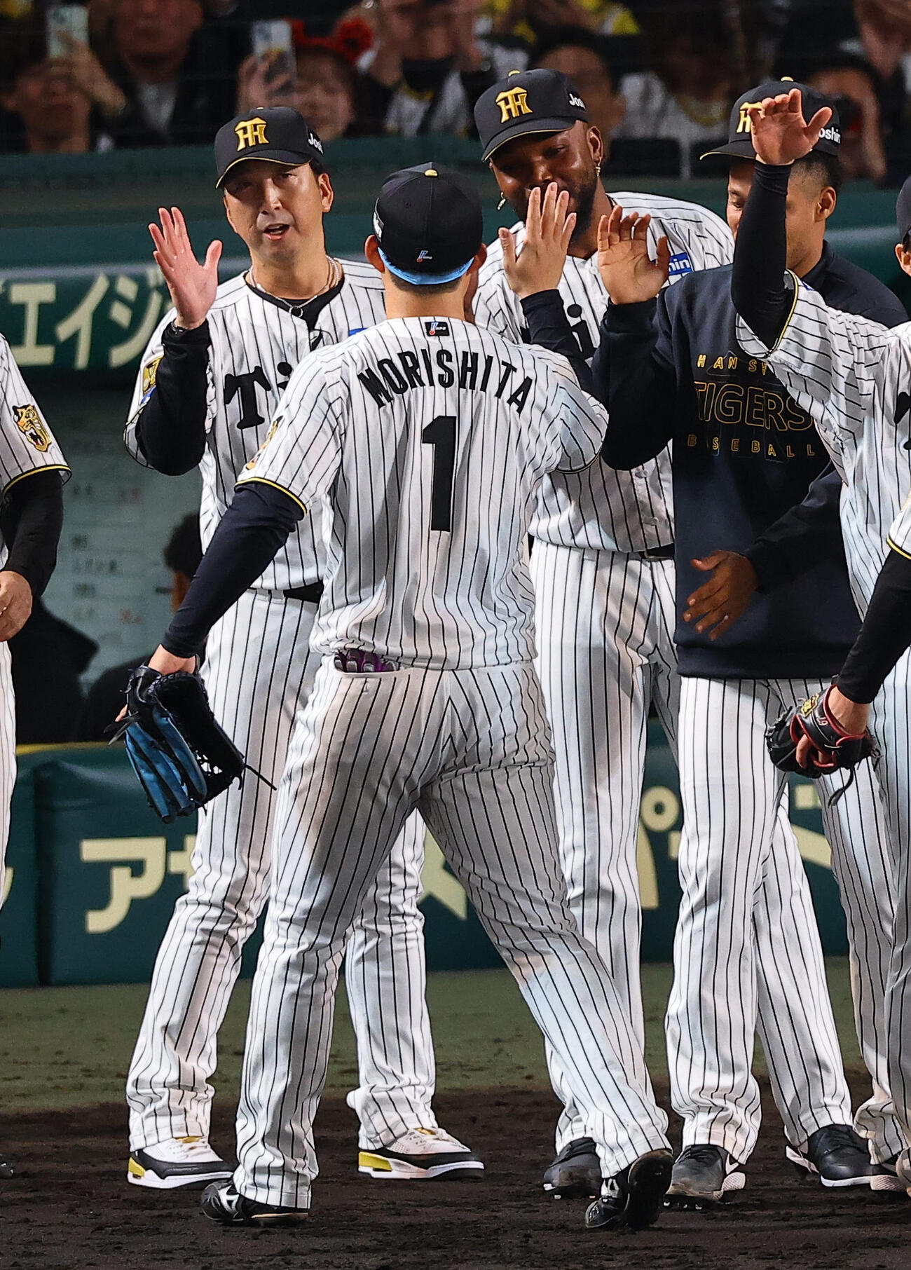 阪神対中日　中日に勝利した藤川監督（左）は森下とハイタッチをする（撮影・上田博志）