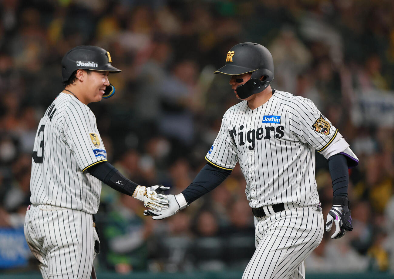 阪神対中日　7回裏阪神1死、森下（右）はソロ本塁打を放ち大山とタッチをかわす撮影・上山淳一）