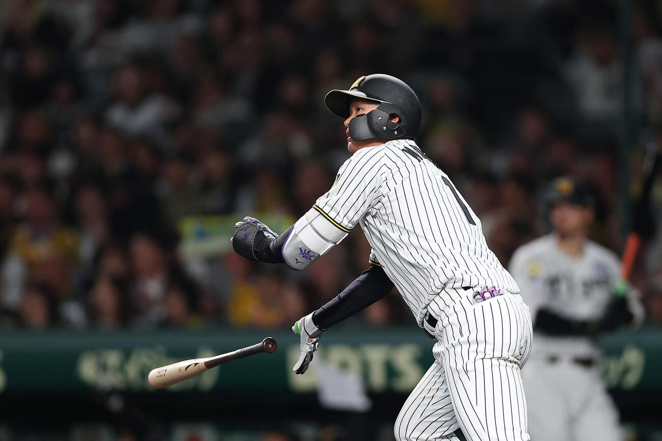 阪神対中日　7回裏阪神1死、左越えに勝ち越し本塁打を放つ森下（撮影・前田充）