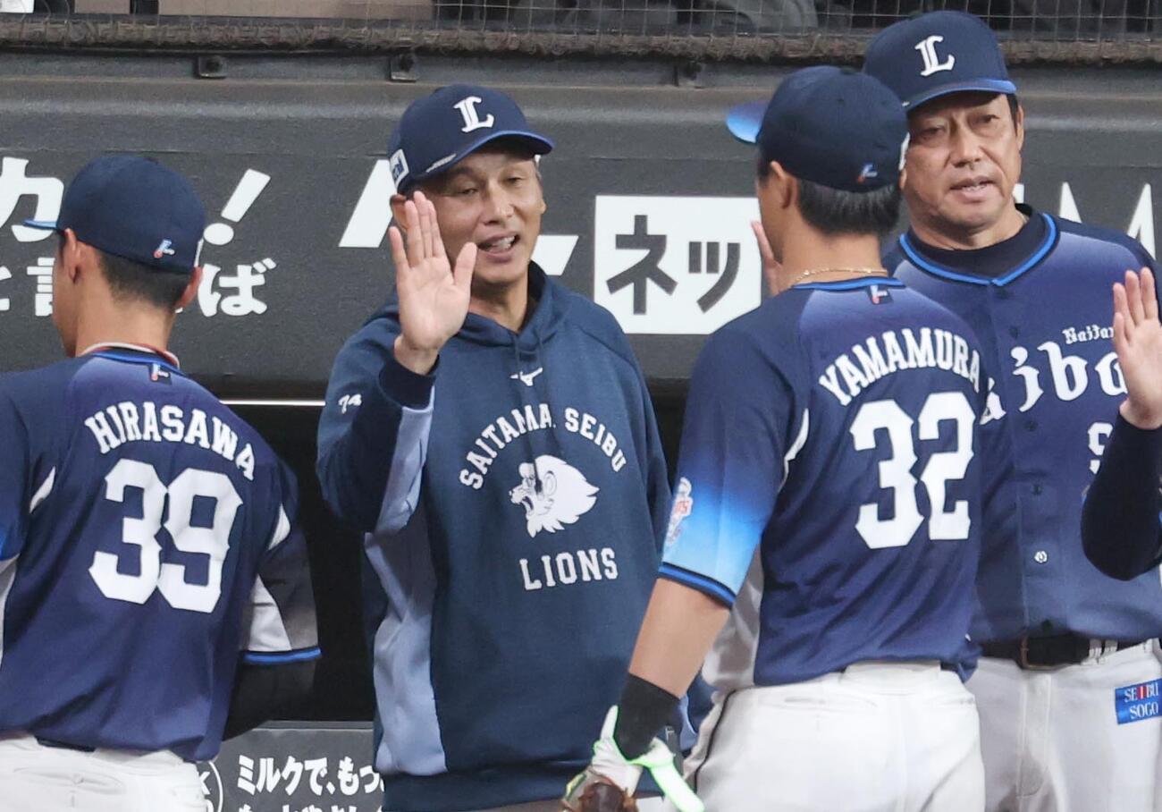 日本ハム対西武　試合後、選手を出迎える西口監督（撮影・黒川智章）