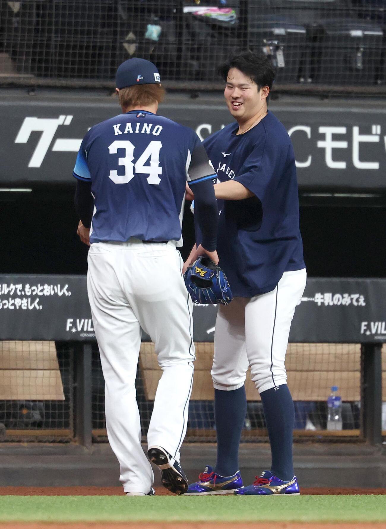 日本ハム対西武　8回裏、甲斐野を出迎える渡辺（右）（撮影・黒川智章）