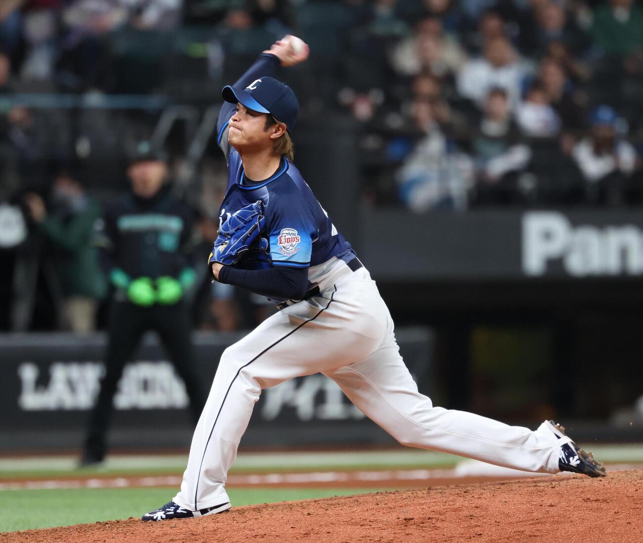 日本ハム対西武　8回に登板の甲斐野（撮影・黒川智章）