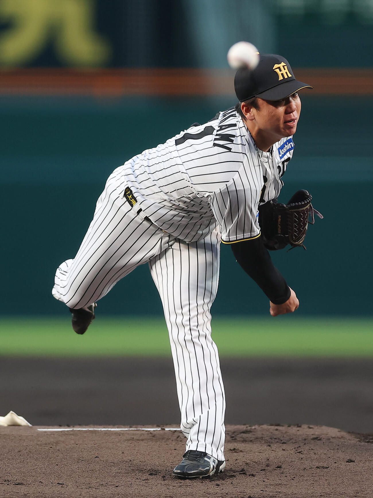 阪神対中日　力投する阪神先発の村上（撮影・前田充）