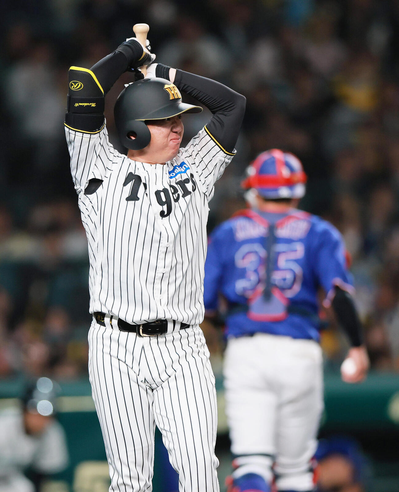 阪神対中日　4回裏阪神2死満塁、空振り三振に終わり悔しがる村上（撮影・上山淳一）