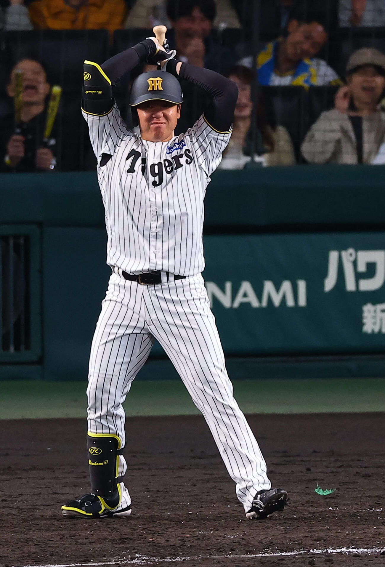 阪神対中日　4回裏阪神2死満塁、村上は三振に倒れる（撮影・上田博志）