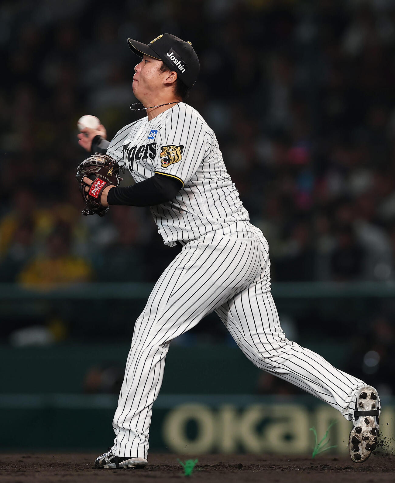 阪神対中日　5回表中日1死一塁、柳のバントを処理し、二塁へ悪送球する村上（撮影・前田充）