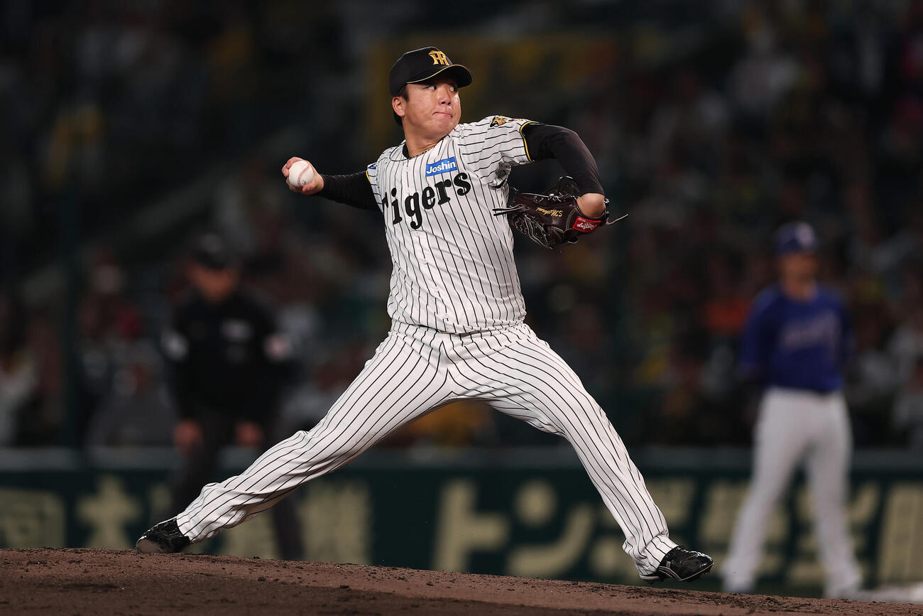 阪神対中日　力投する阪神先発の村上（撮影・前田充）