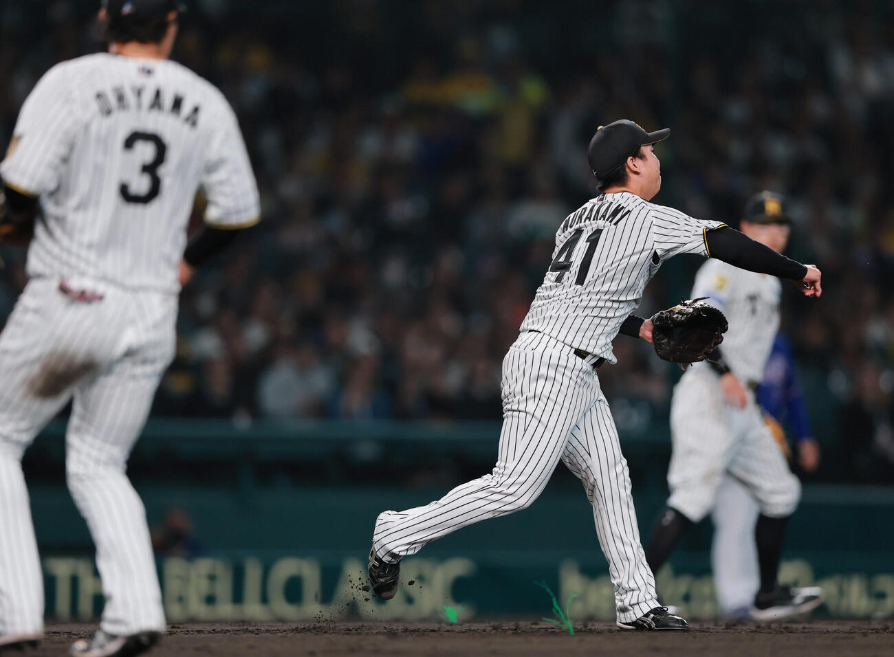 阪神対中日　5回表中日1死一塁、柳の犠打を村上が二塁に送球もセーフとなる（撮影・上山淳一）