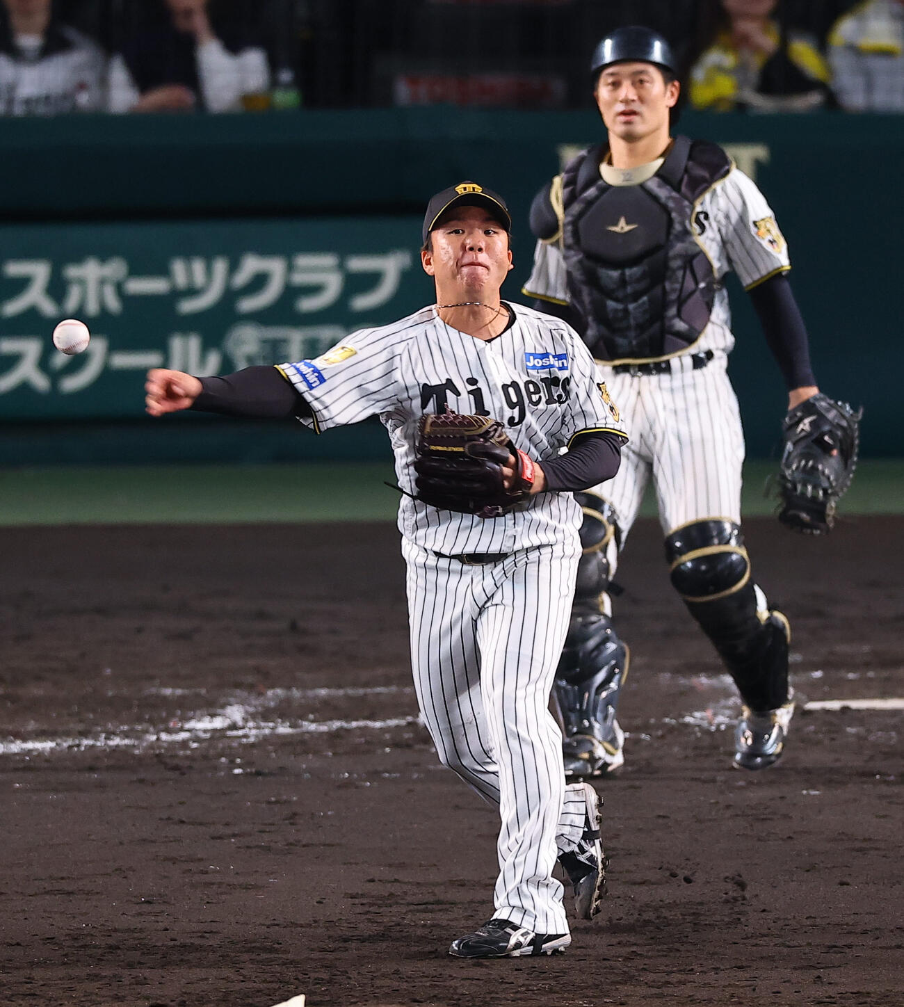 阪神対中日　5回表中日1死一塁、柳のバントを処理した村上は二塁へ野選する（撮影・上田博志）