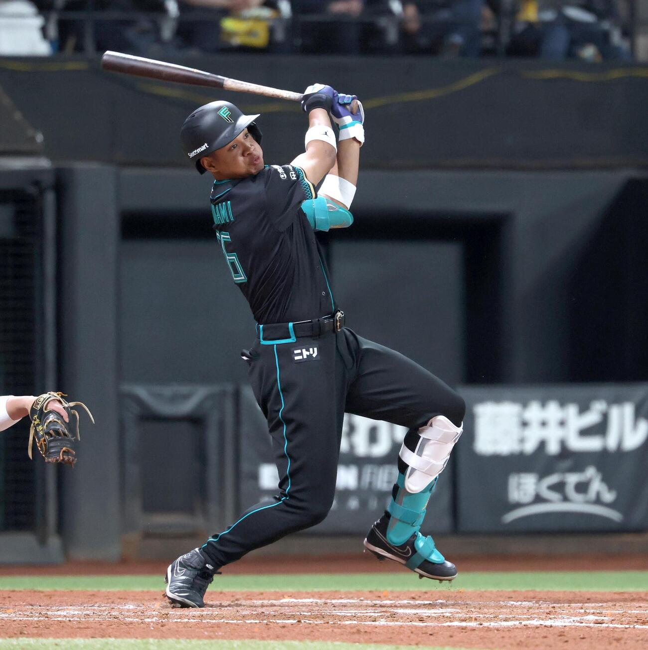 日本ハム対西武　4回裏日本ハム2死、本塁打を放つ万波（撮影・黒川智章）