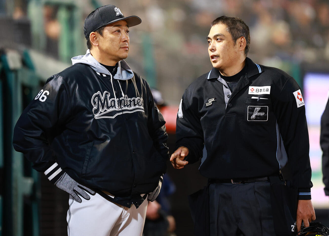 楽天対ロッテ　8回表ロッテ無死一塁、西川史礁が守備妨害をとられたプレーで、白井球審（右）の説明を受けるロッテのサブロー監督（撮影・野上伸悟）