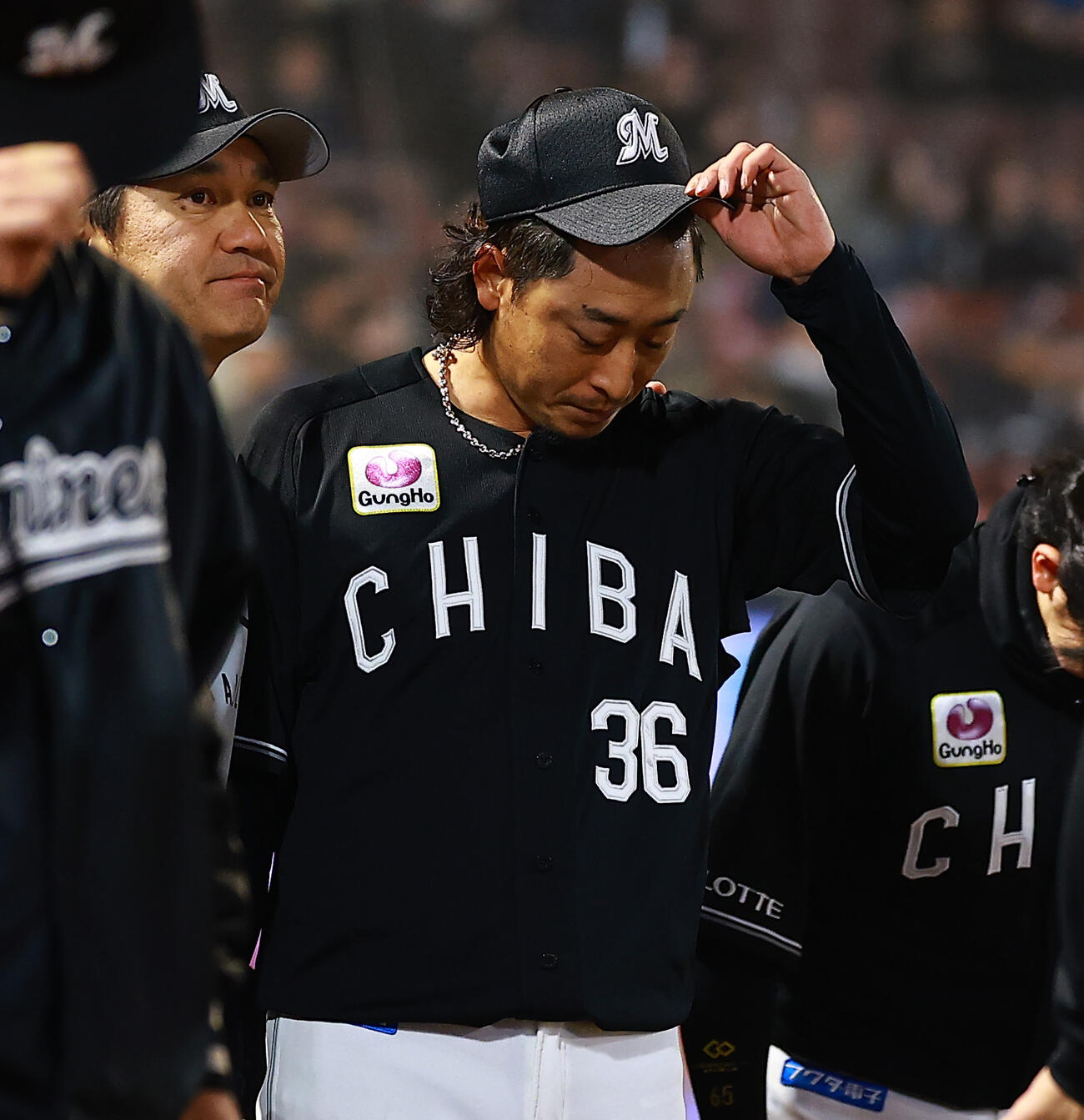 楽天対ロッテ　サヨナラ打を浴びたロッテ坂本（右）は黒木コーチにねぎらわれる（撮影・野上伸悟）