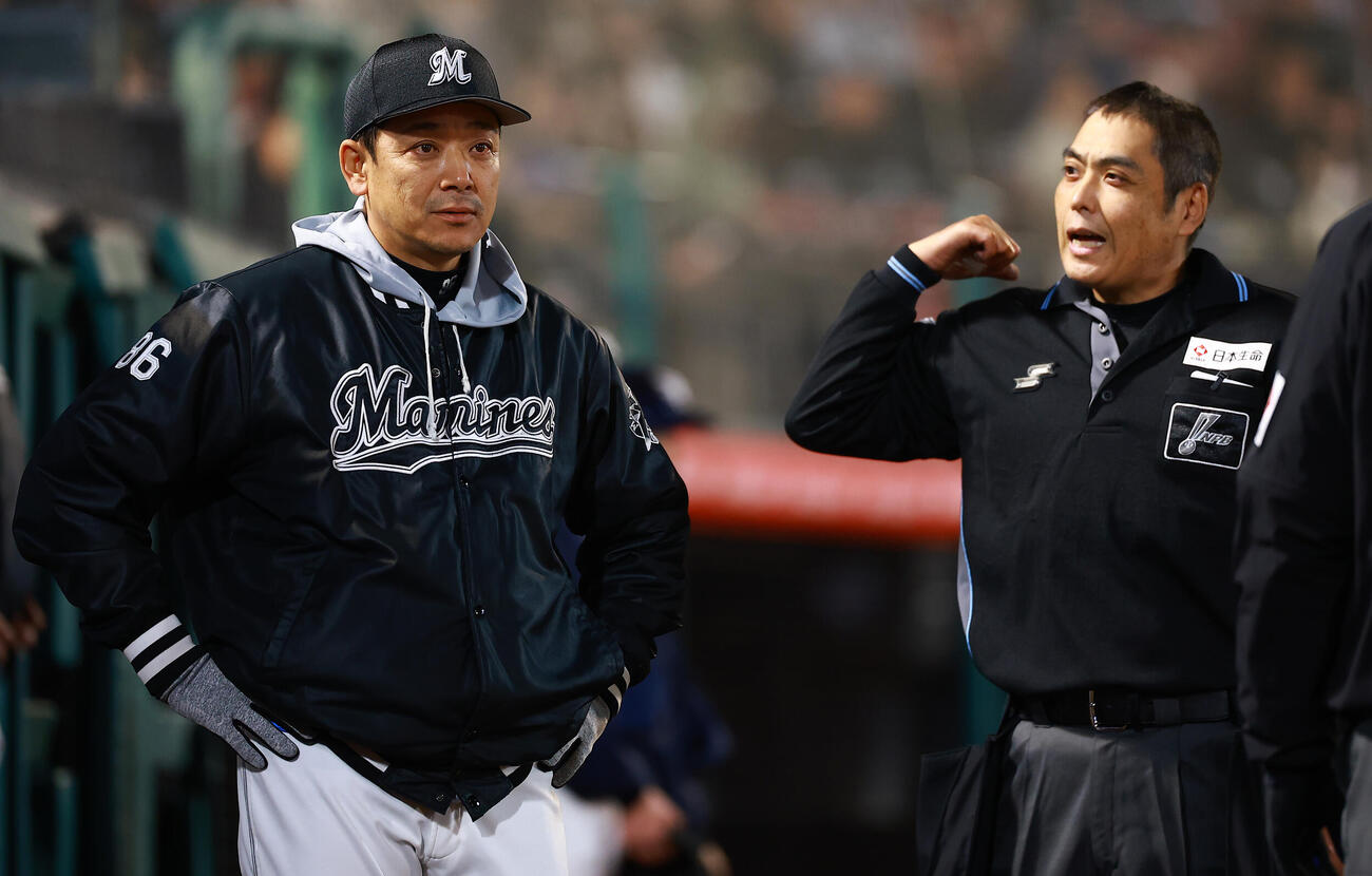 楽天対ロッテ　8回表ロッテ無死一塁、西川史礁が守備妨害をとられたプレーで、白井球審（右）の説明を受けるロッテのサブロー監督（撮影・野上伸悟）