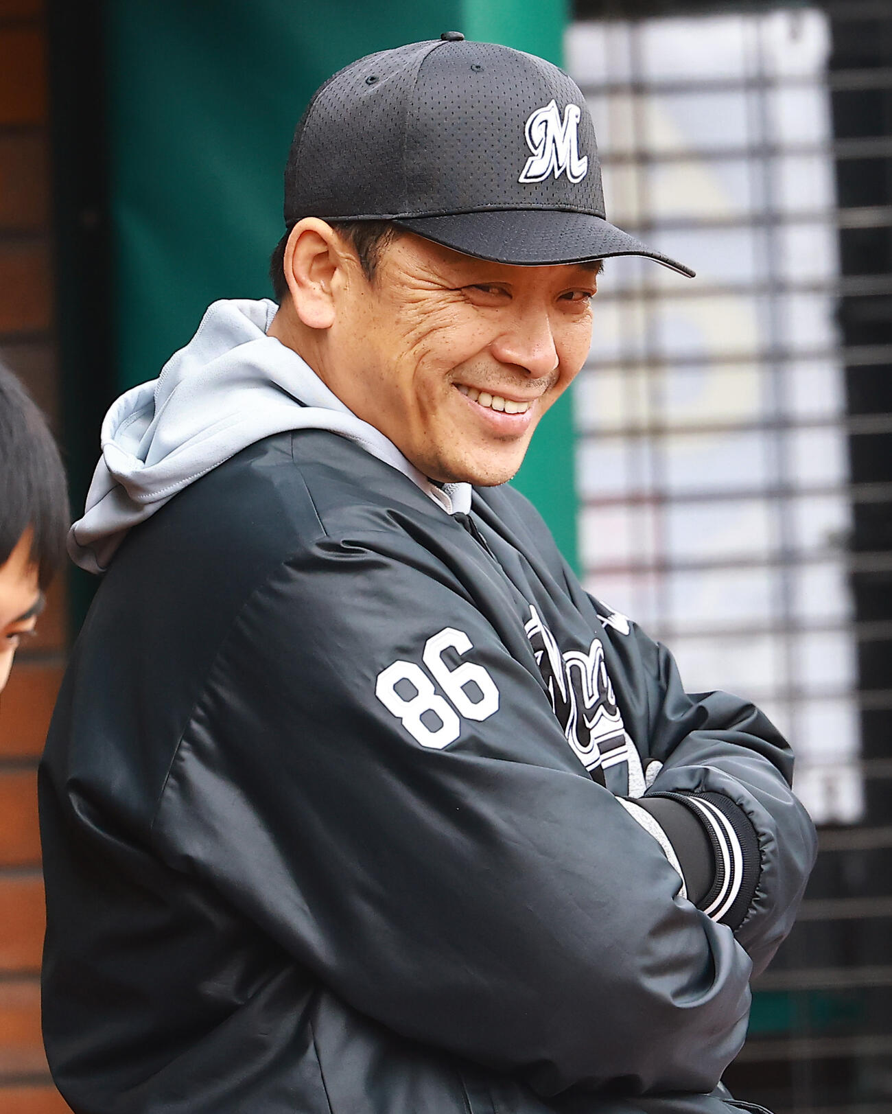 笑顔で練習を見つめるロッテのサブロー監督（撮影・野上伸悟）