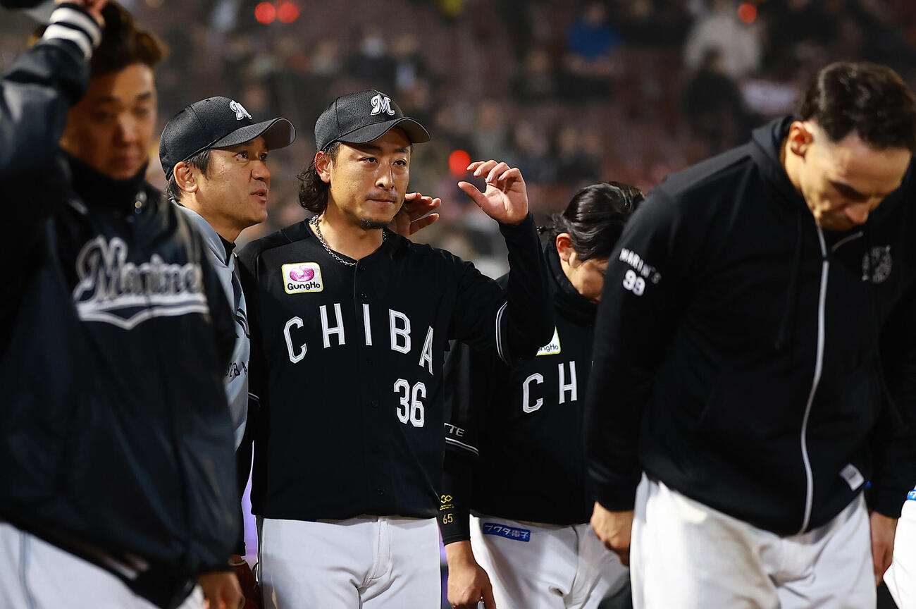 楽天対ロッテ　サヨナラ打を浴びたロッテ坂本（右）は黒木コーチにねぎらわれる（撮影・野上伸悟）