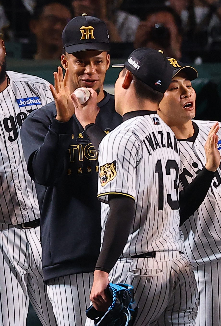 阪神対中日　岩崎から勝利球を受け取るモレッタ（撮影・上田博志）