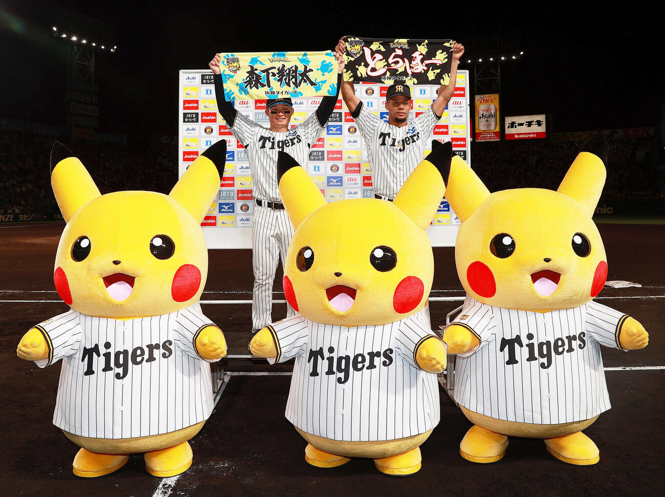 阪神対中日　ヒーローの阪神森下（左）とモレッタはピカチュウと記念撮影する（撮影・上山淳一）
