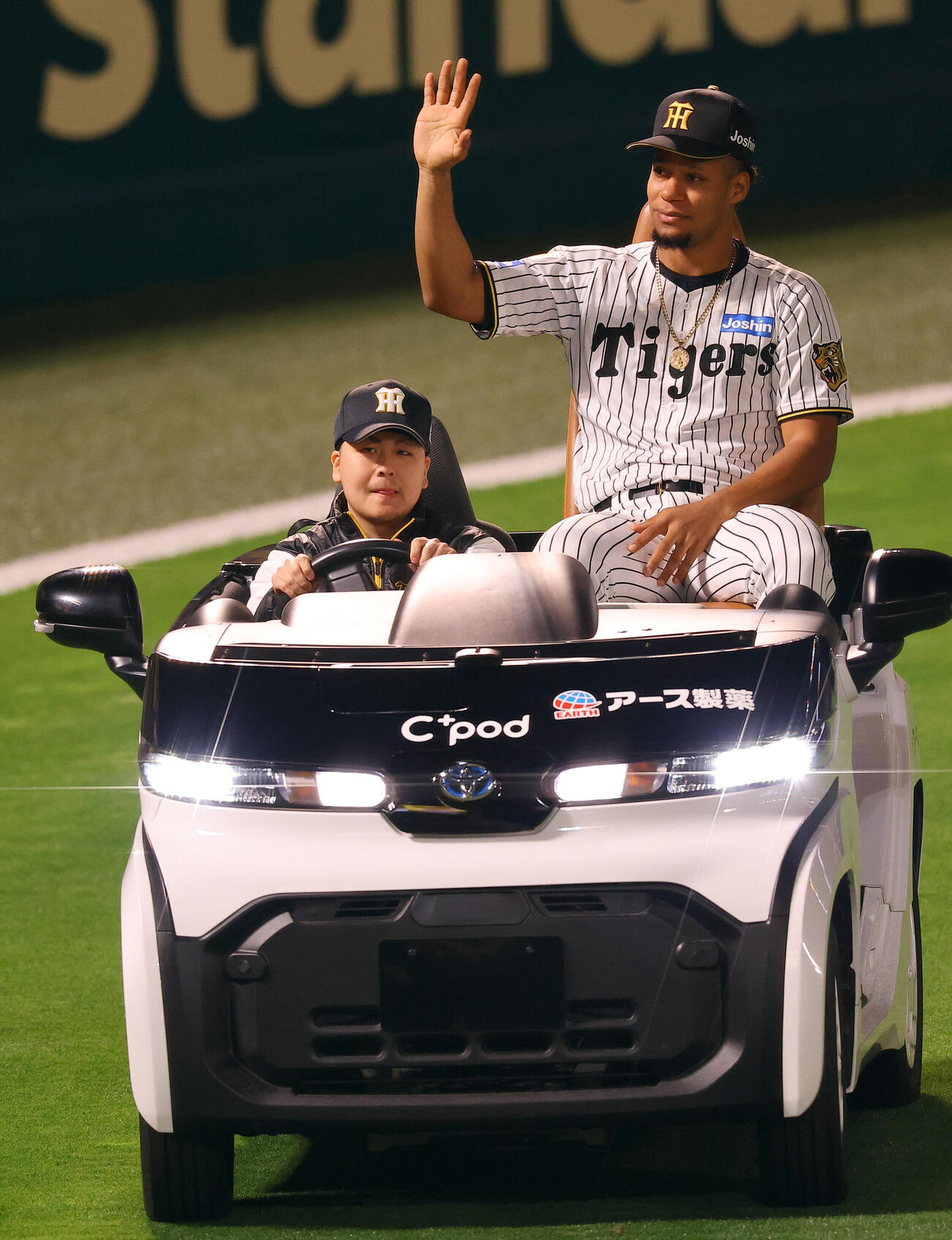 阪神対中日　リリーフカーに乗って場内を1周するモレッタ（撮影・上田博志）