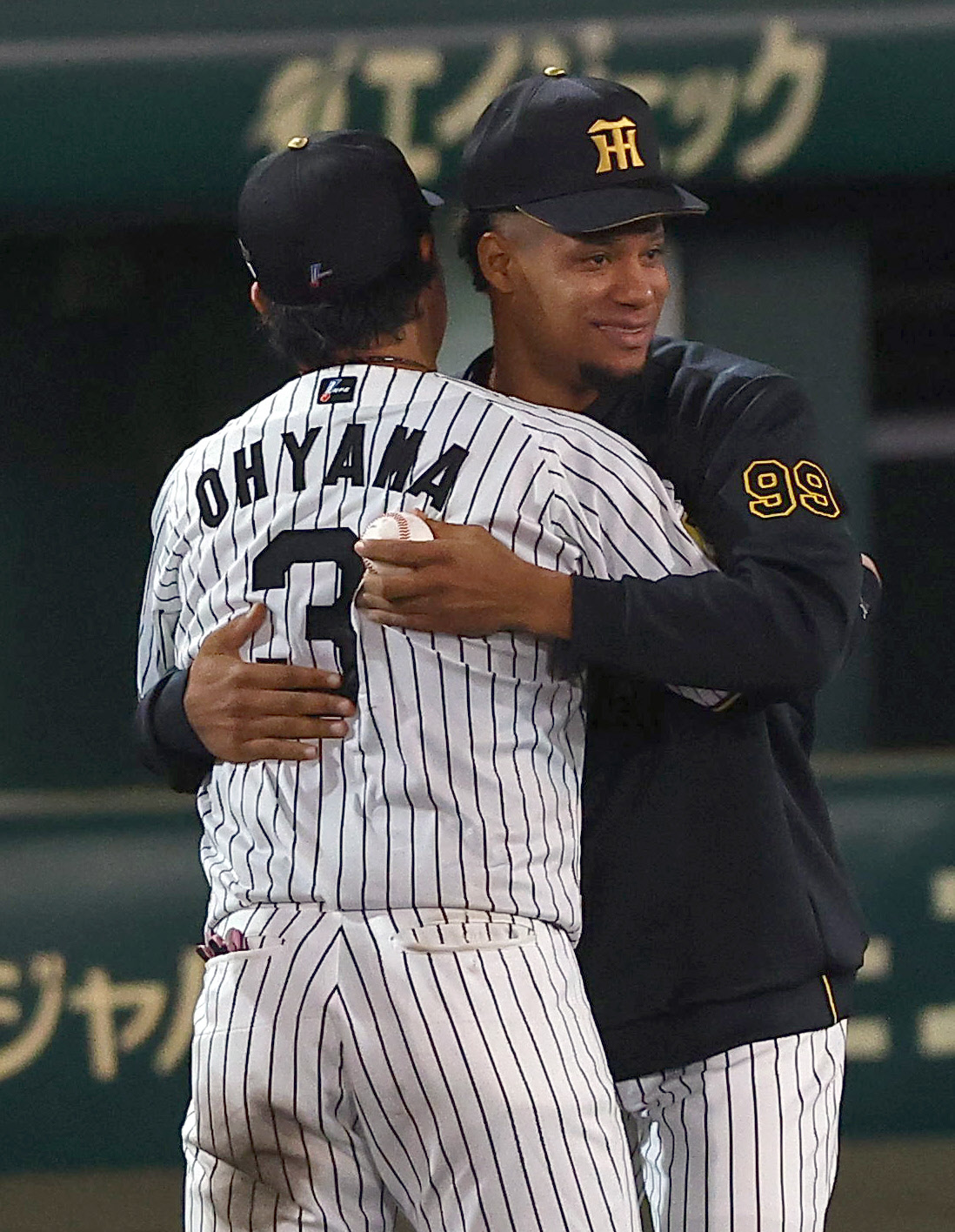 阪神対中日　2勝目をあげたモレッタ（右）は大山と抱き合って喜ぶ（撮影・上田博志）