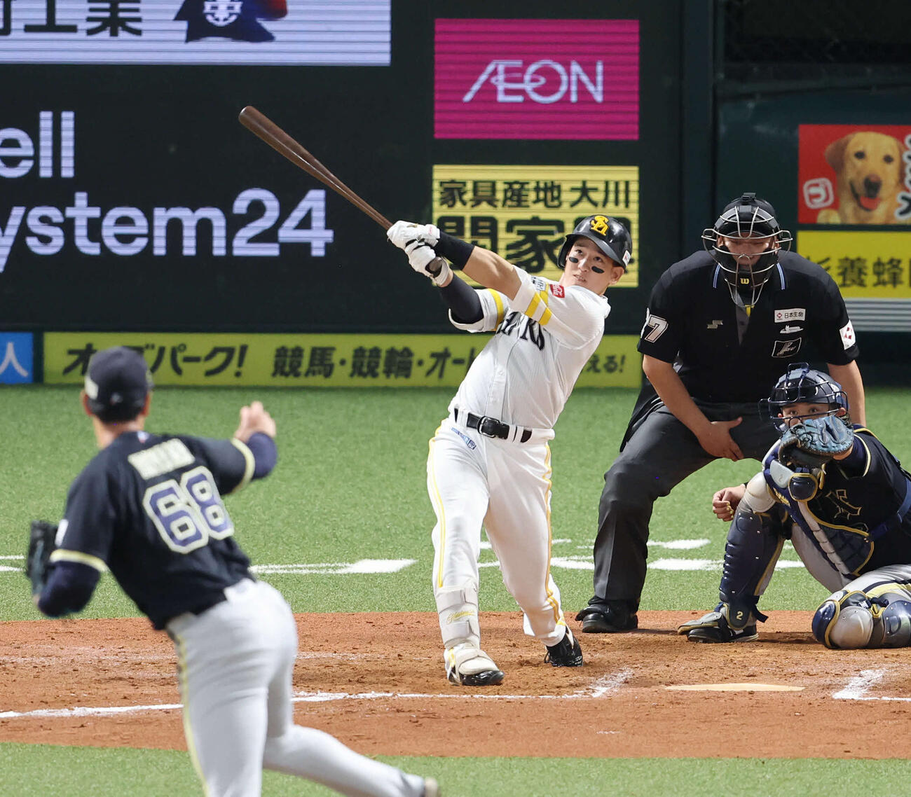 ソフトバンク対オリックス　8回裏ソフトバンク無死、栗原は右越え本塁打を放つ（撮影・梅根麻紀）