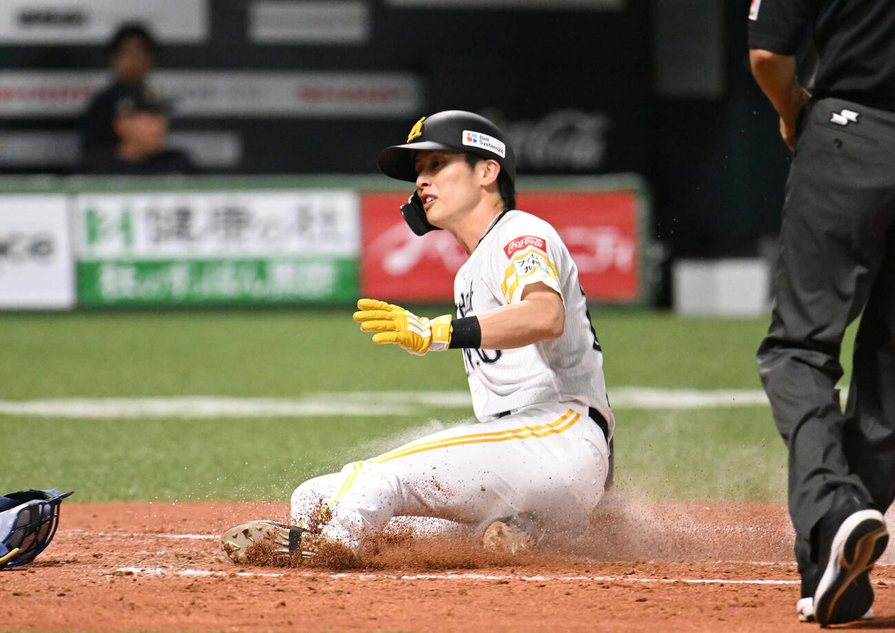 ソフトバンク対オリックス　1回裏ソフトバンク無死一塁、近藤の適時二塁打で生還する周東（撮影・林敢治）