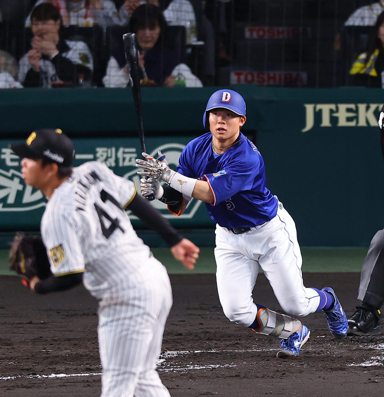 阪神対中日　3回表中日1死、村松は安打を放つ（撮影・上田博志）