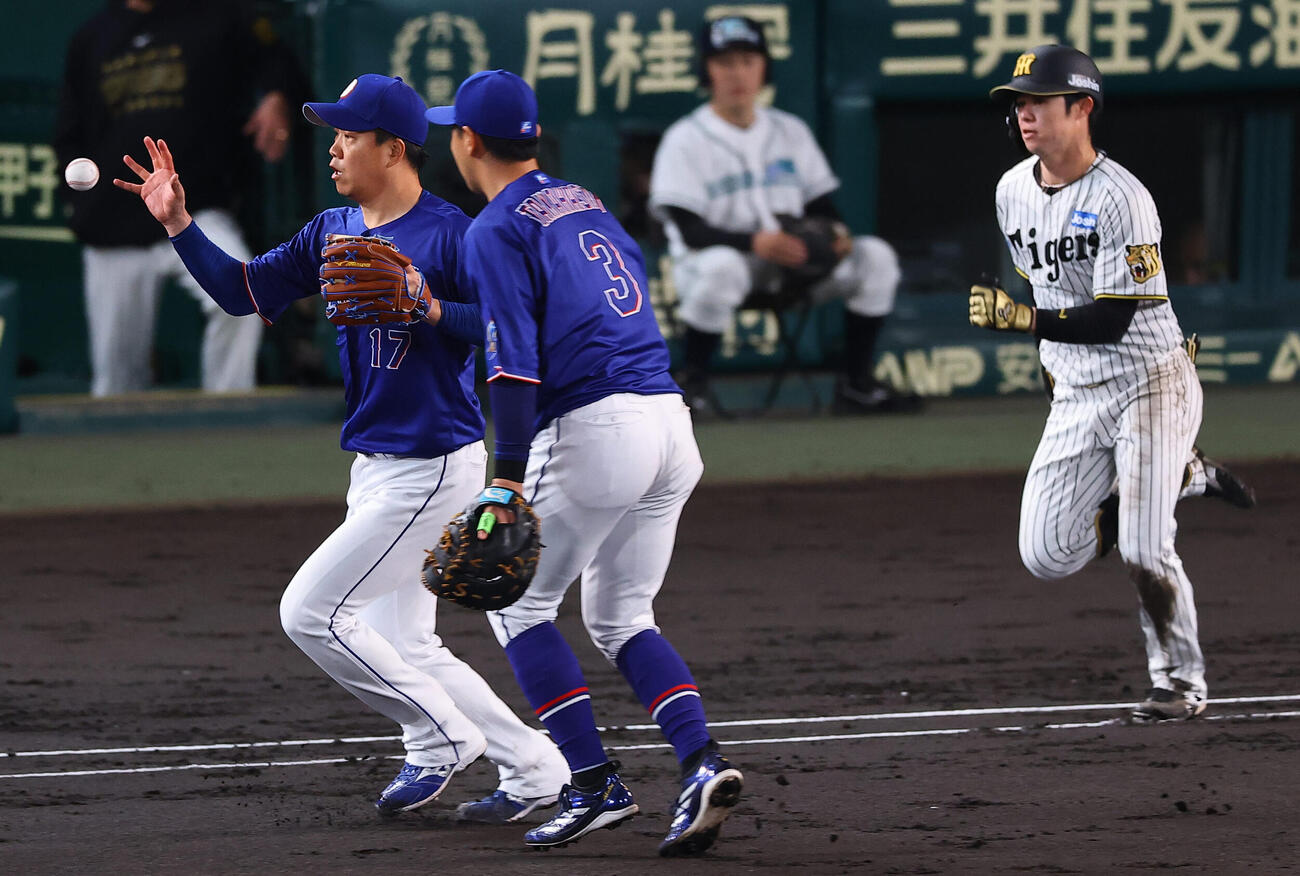 阪神対中日　3回裏阪神1死一、二塁、高橋周のトスを素手で受け中野を一ゴロに打ち取る柳（撮影・上田博志）