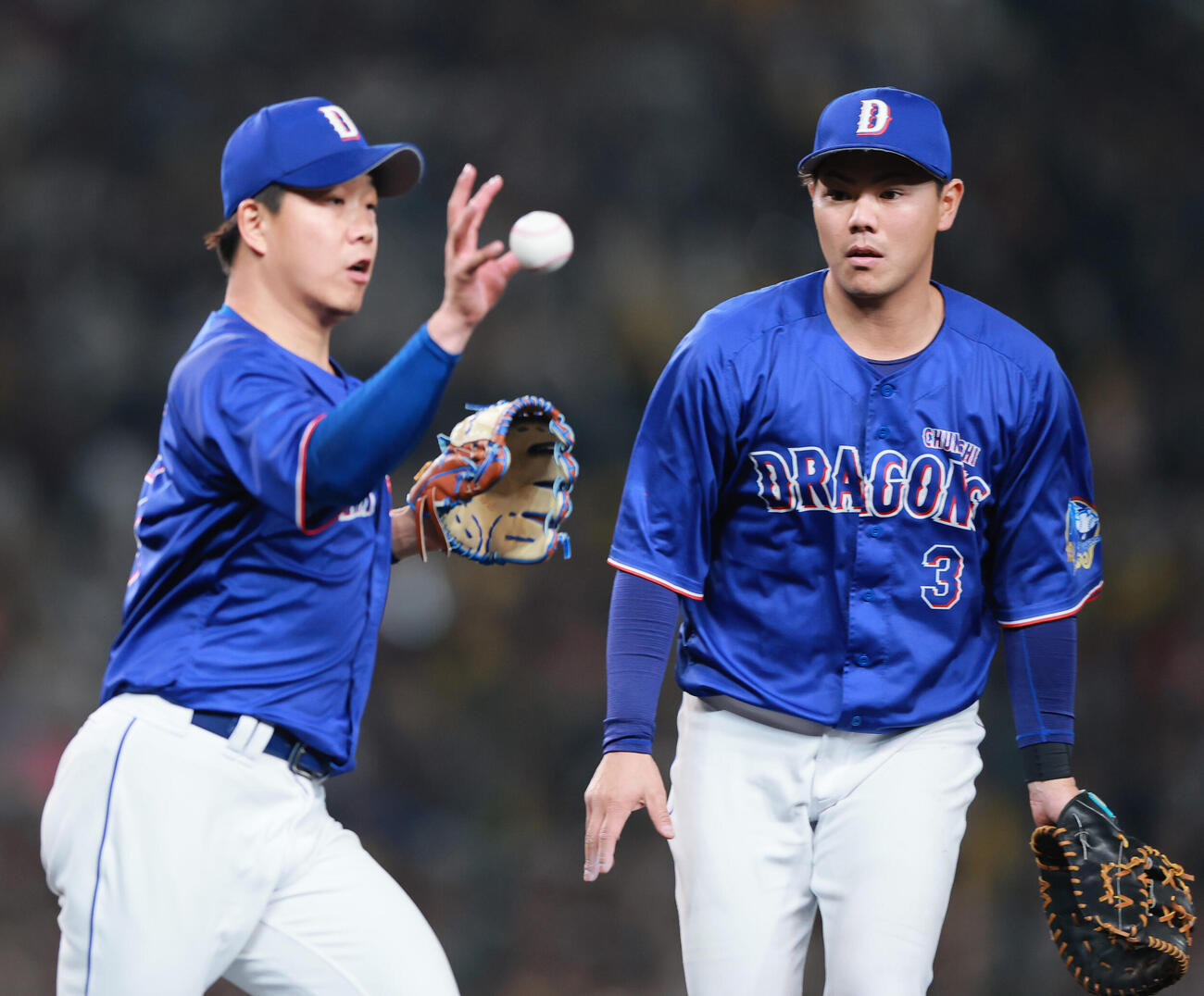 阪神対中日　3回裏阪神1死一、二塁、中野の一ゴロで一塁手高橋周（右）は投手柳にトスする（撮影・上山淳一）