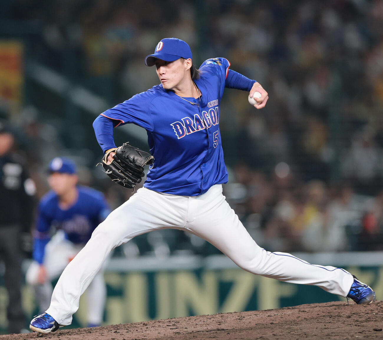 阪神対中日　8回裏に登板する中日斎藤（撮影・上山淳一）