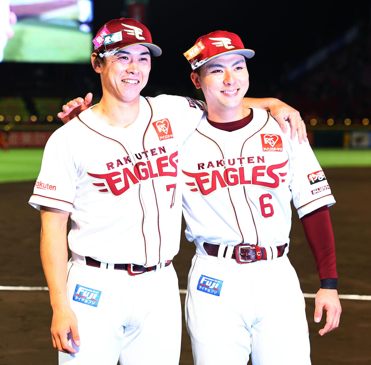 楽天対ロッテ　サヨナラ勝ちを喜ぶ楽天柴田（左）と村林（撮影・野上伸悟）