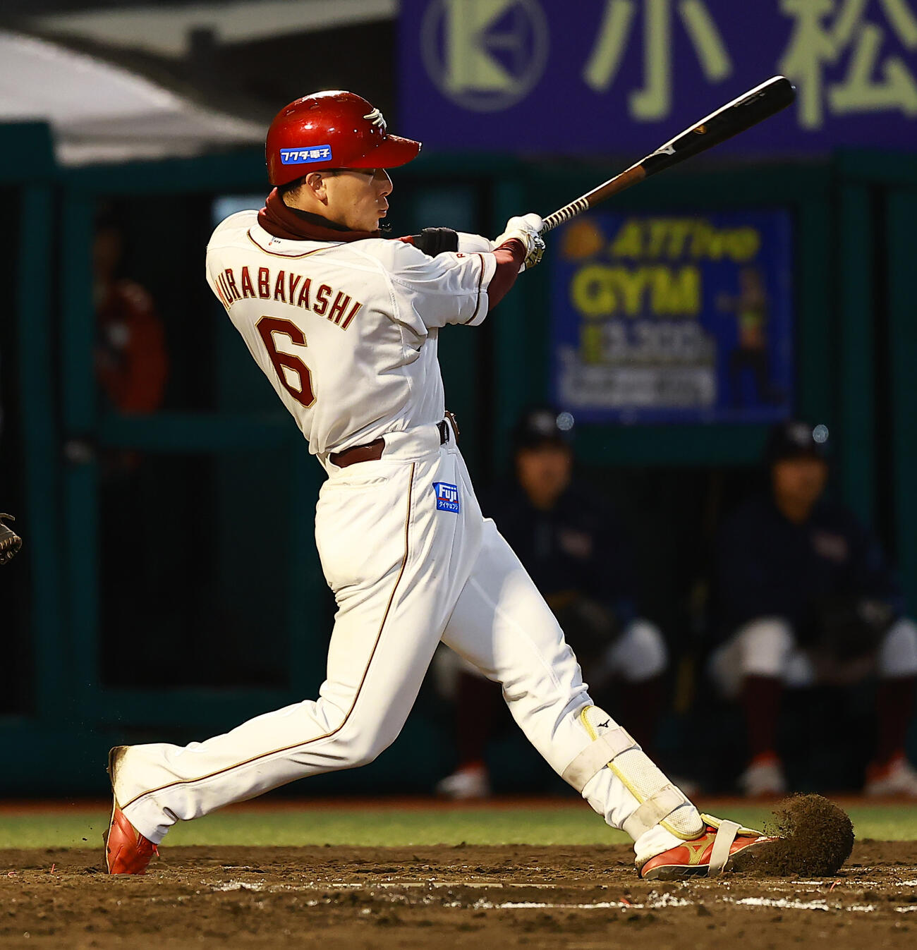 楽天対ロッテ　11回裏楽天2死三塁、サヨナラ適時打を放つ村林（撮影・野上伸悟）
