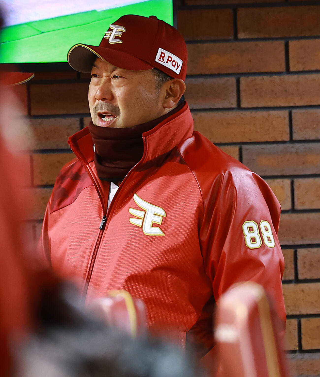 楽天対ロッテ　ベンチで声を出す楽天三木監督（撮影・野上伸悟）