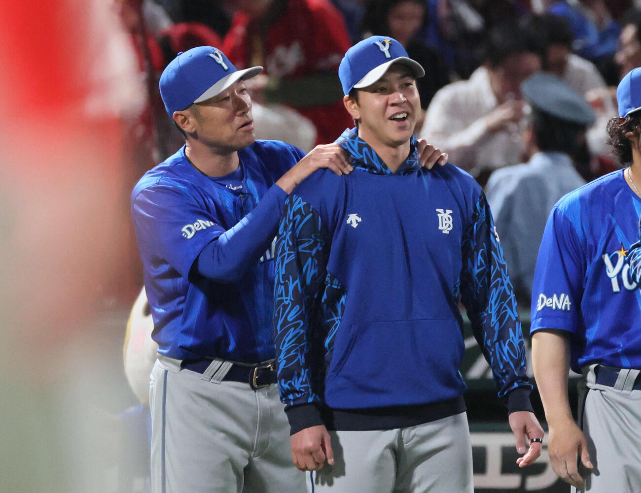 広島対DeNA　先発好投の平良（右）の肩をもむ相川監督（撮影・加藤孝規）