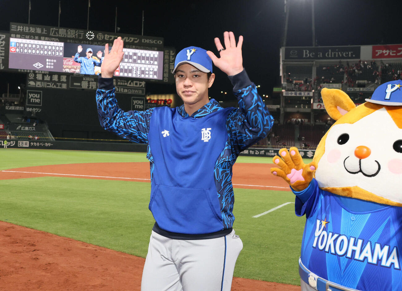 広島対DeNA　ヒーローの平良（撮影・加藤孝規）