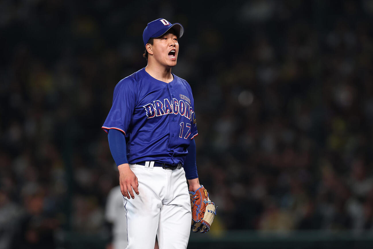 阪神対中日　3回裏阪神2死二、三塁、森下を中飛に打ち取り、声を上げてベンチへ戻る柳（撮影・前田充）