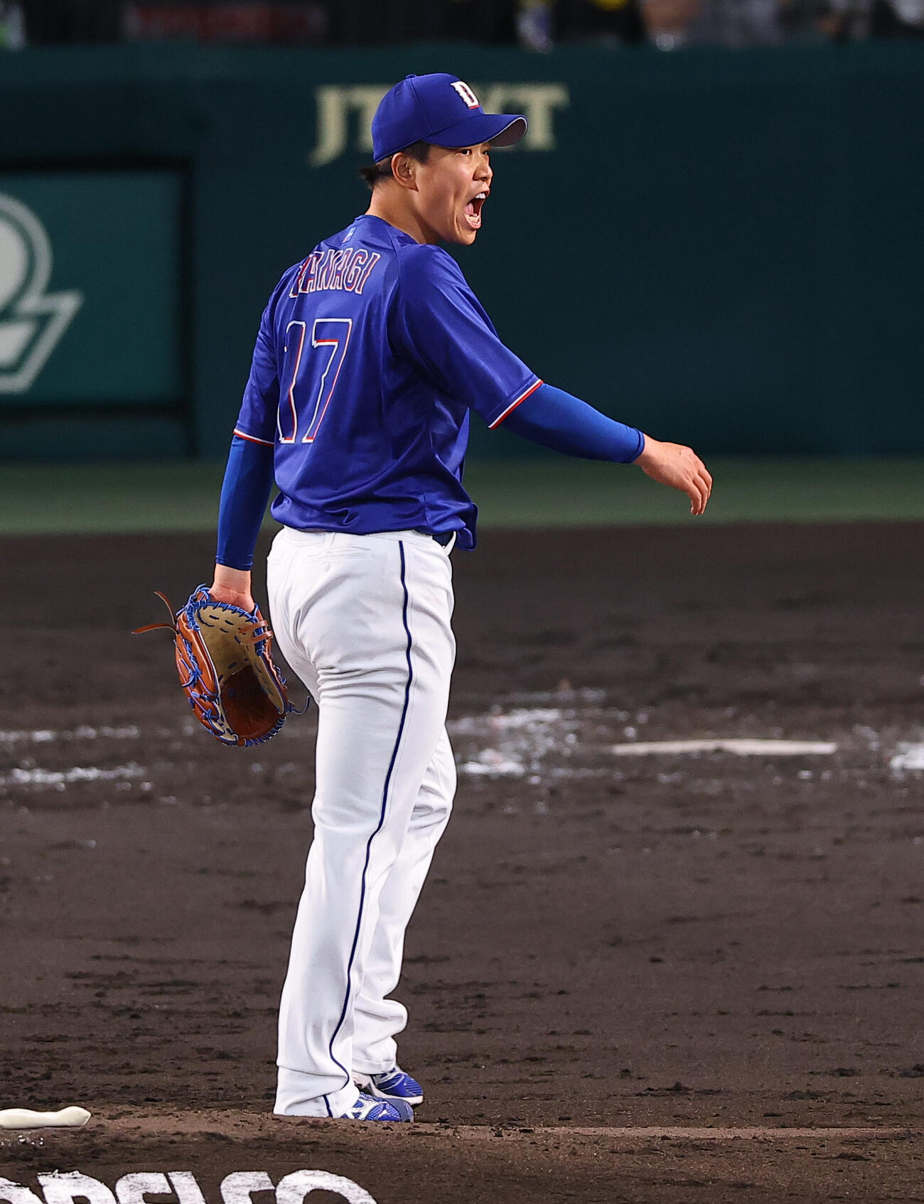 阪神対中日　3回裏阪神2死二、三塁、森下を中飛に打ち取り雄たけびを上げる柳（撮影・上田博志）