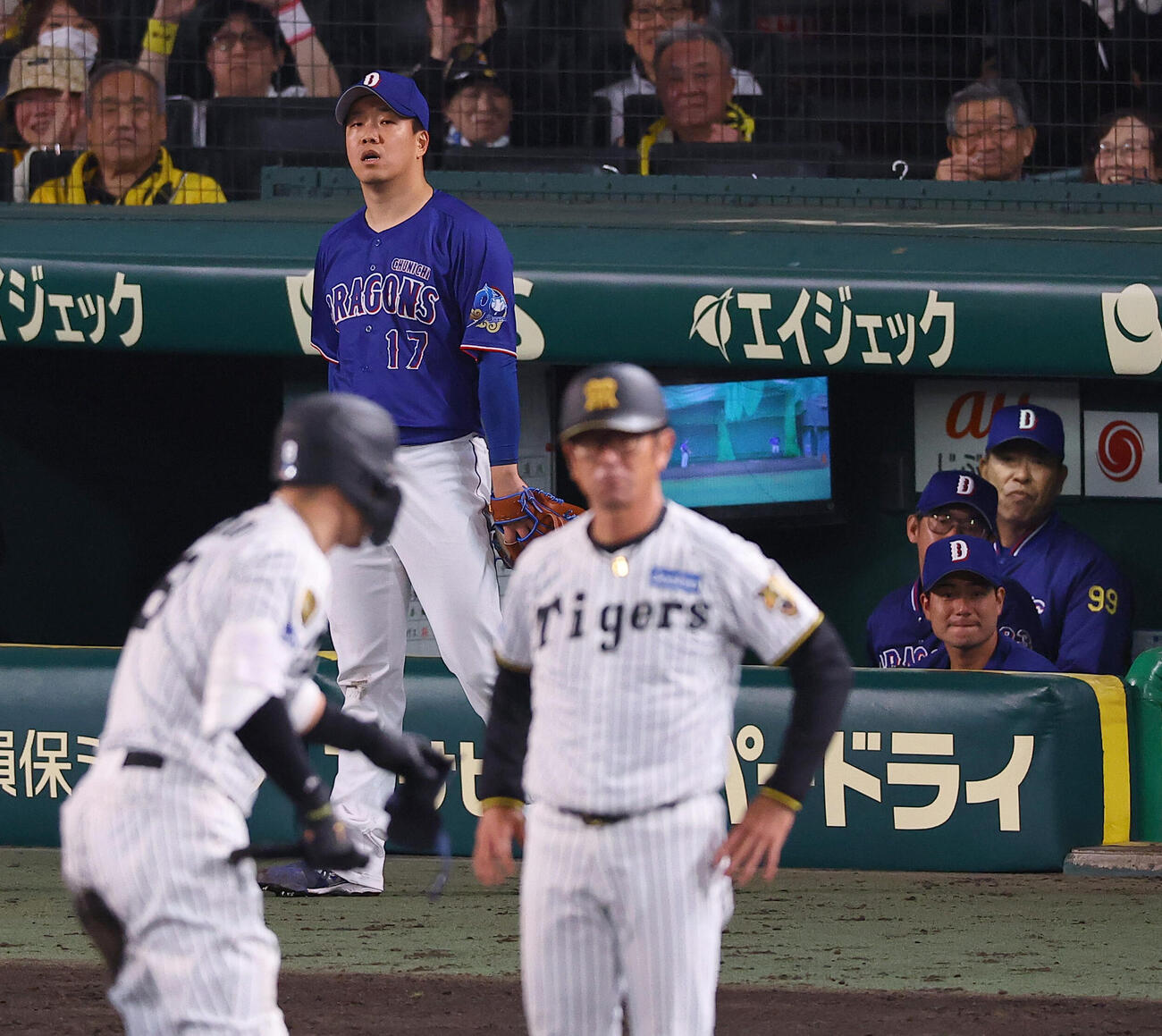 阪神対中日　6回裏阪神無死、柳は佐藤の三塁打にぼうぜんとする。右奥は井上監督（撮影・上田博志）